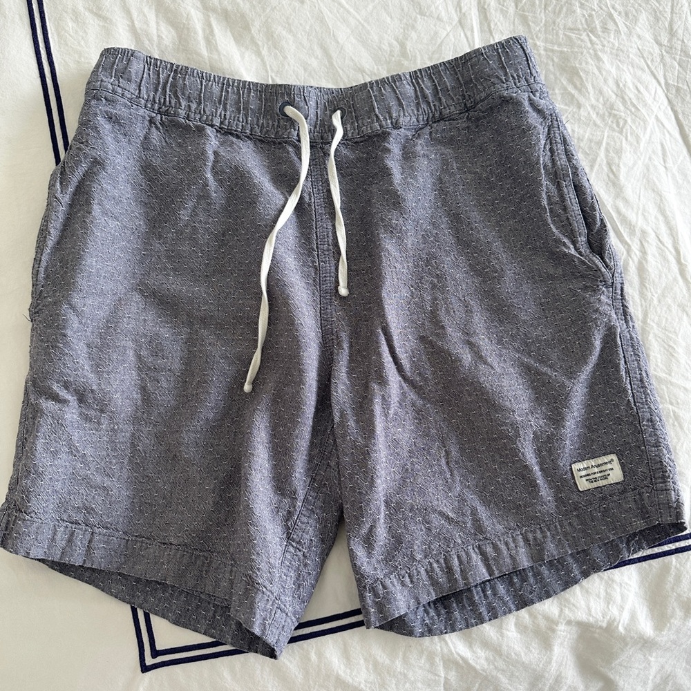 Modern Amusemer Men’s shorts size small.
